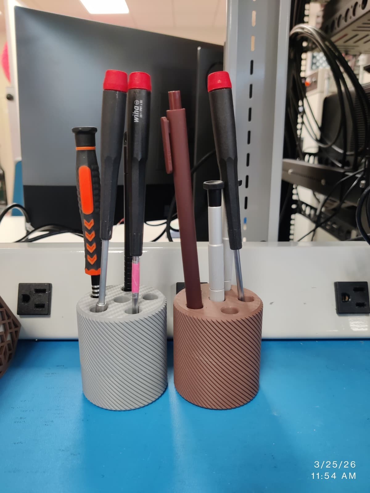 3D printed Pen and Screw Driver Desk Organizer – Threaded Base for adding weight