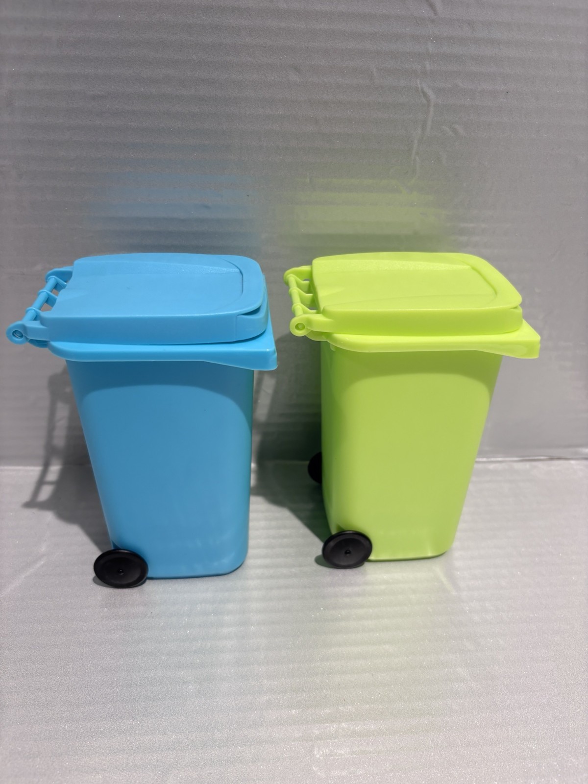 Desk Decor Pencil Holder Mini Green Recycling Bin & Blue Garbage Can Fingerboard