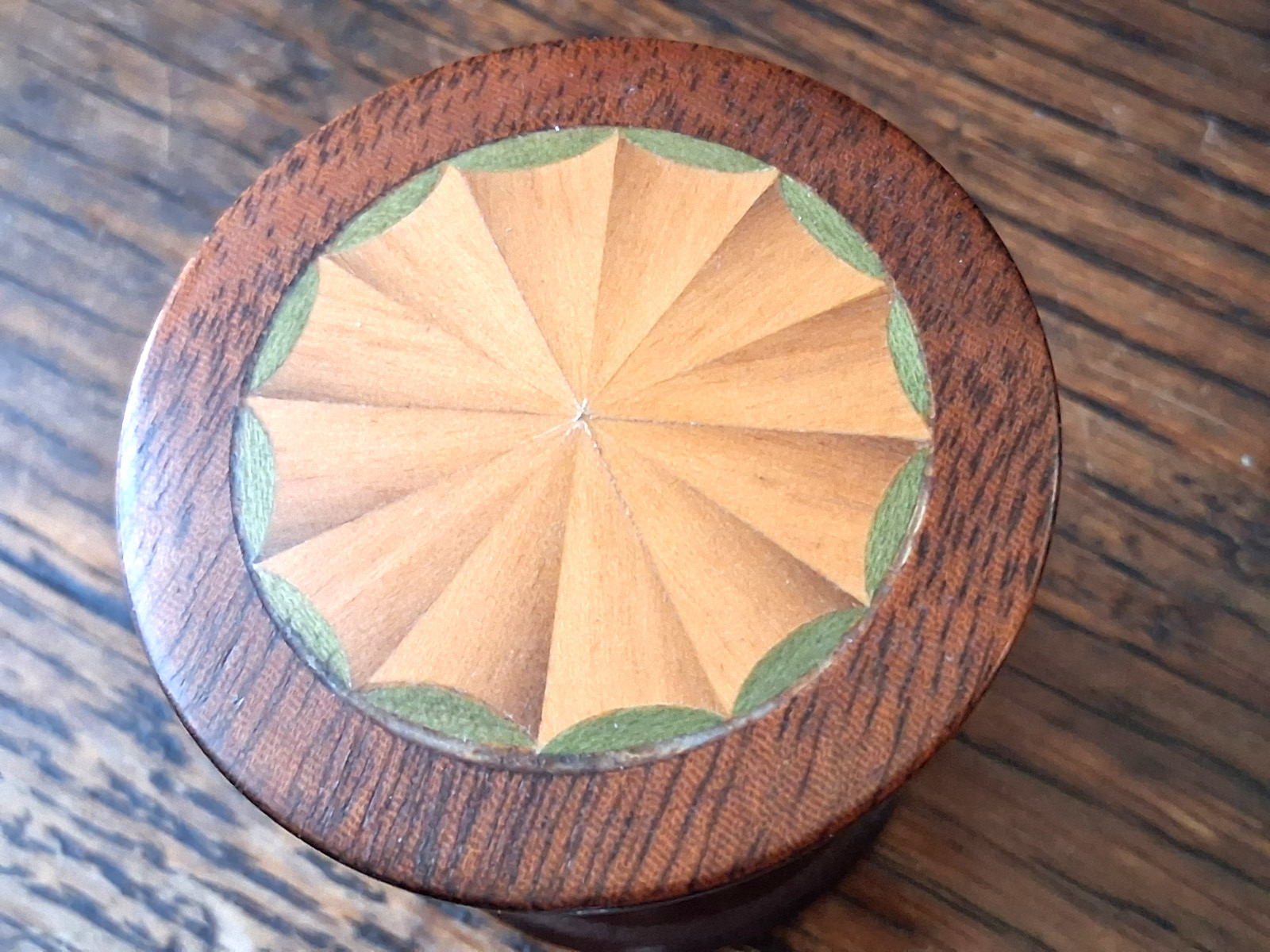 2″ Vintage Wood & Brass Stamp Roll Dispenser Holder Ocean Seashell Design