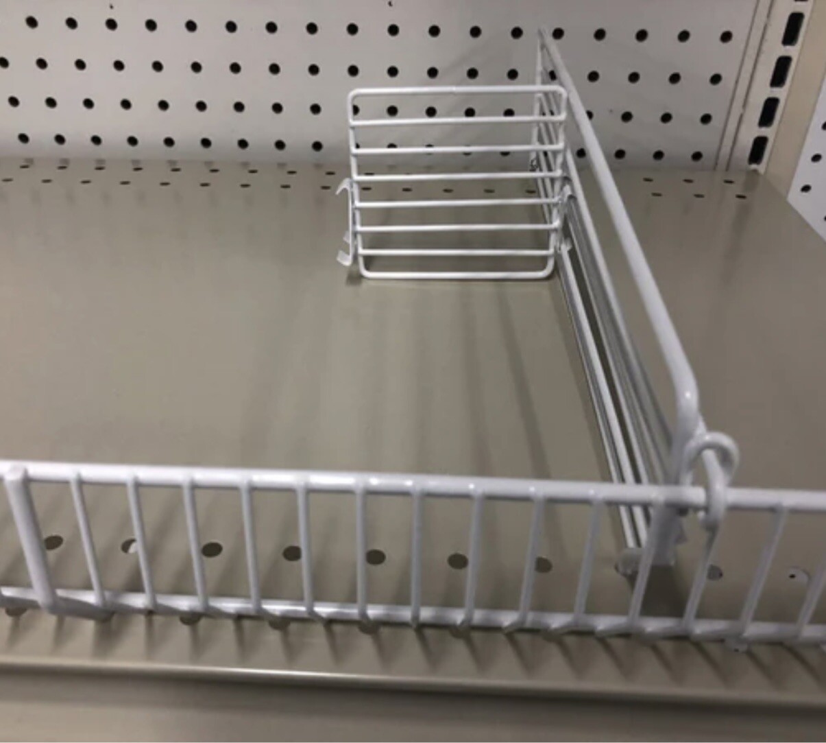 Trion 3” X 4” X 1/2” Powder Coated White Wire Divider 10 Pk.