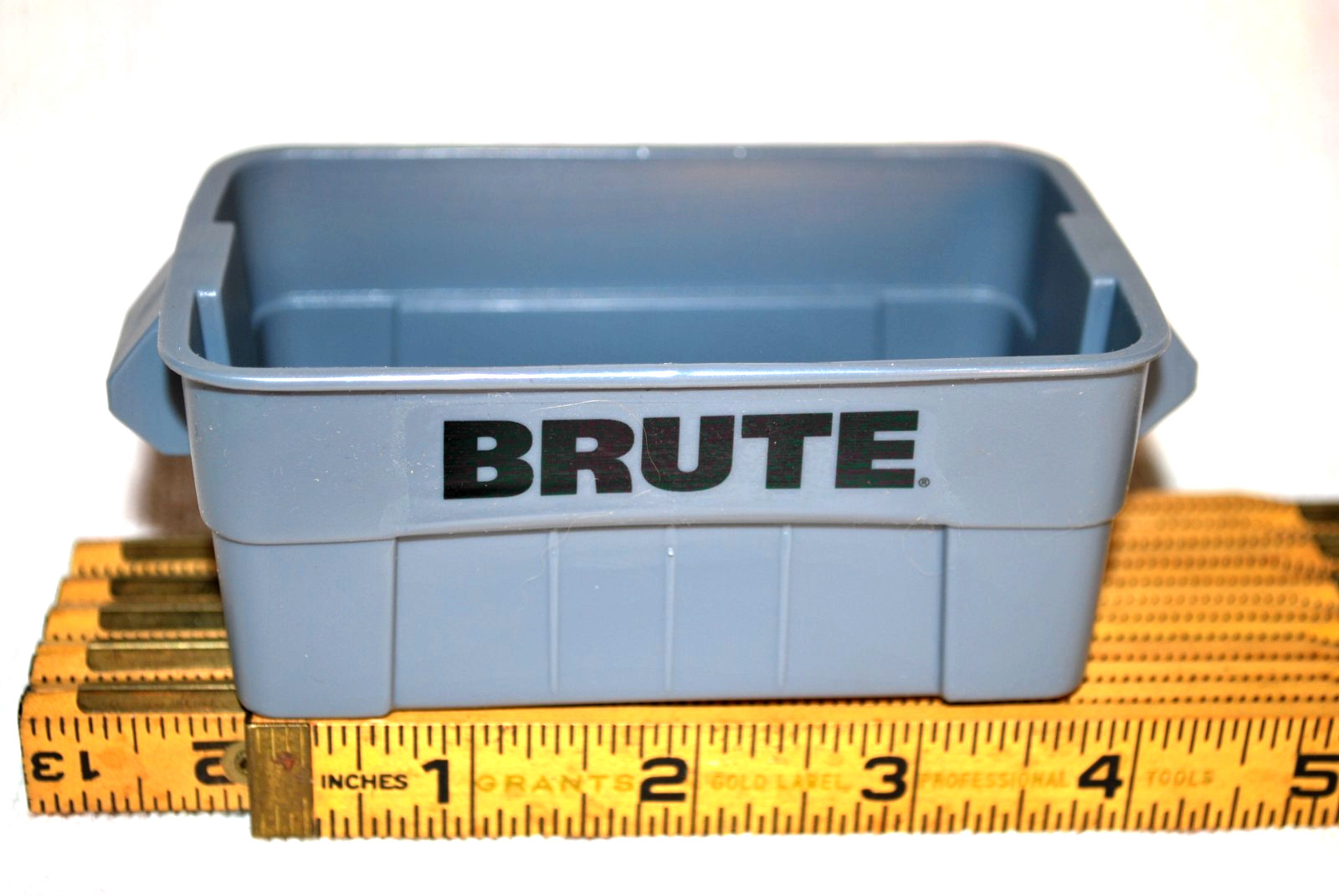 NEW RUBBERMAID MINI BRUTE TRASH TUB CAN CARD HOLDER SALESMANS SAMPLE RECYCLING