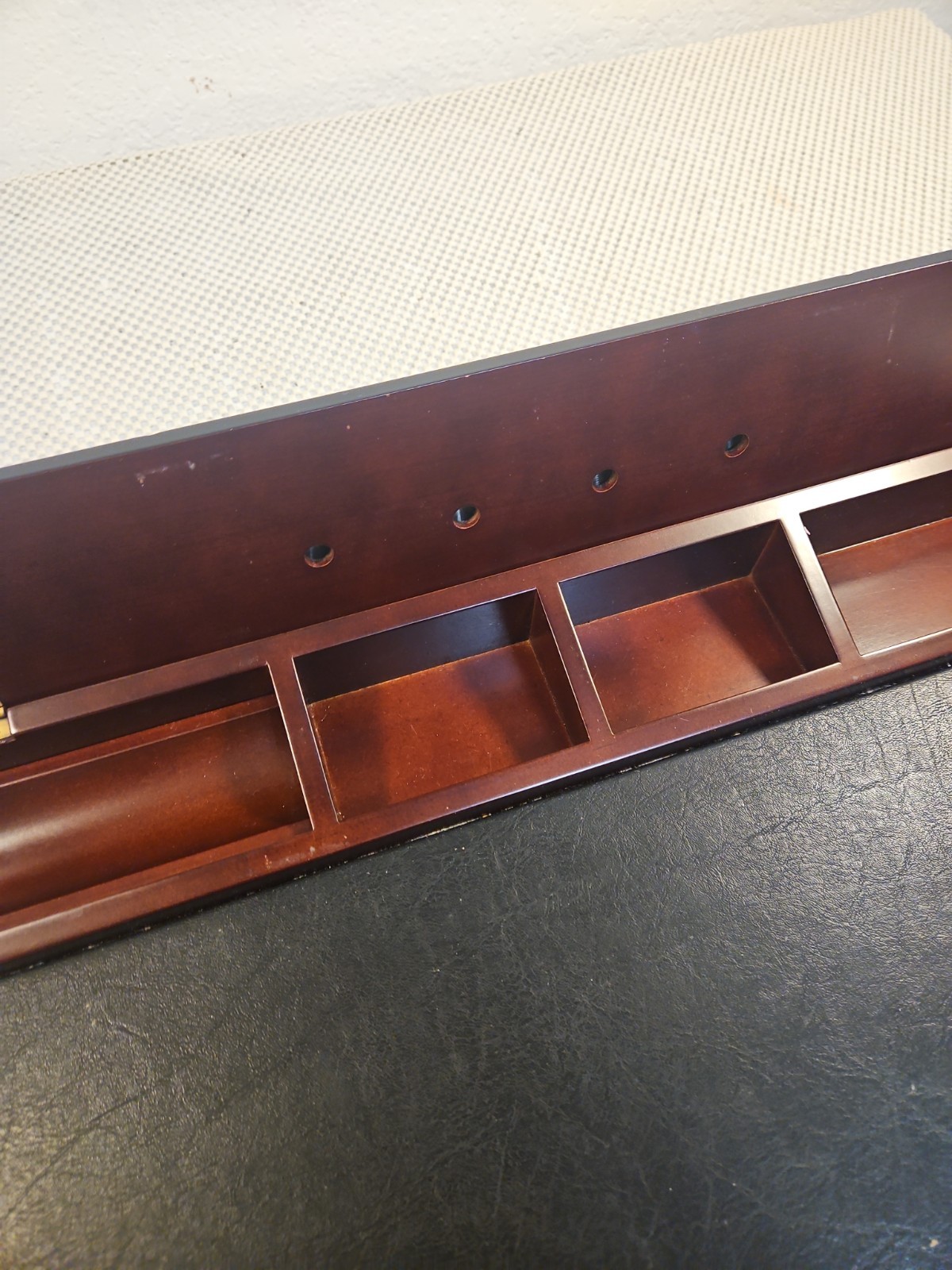 BOMBAY COMPANY Executive Desk Blotter Wood Leather 4 Time Zone Clocks Rare Vtg