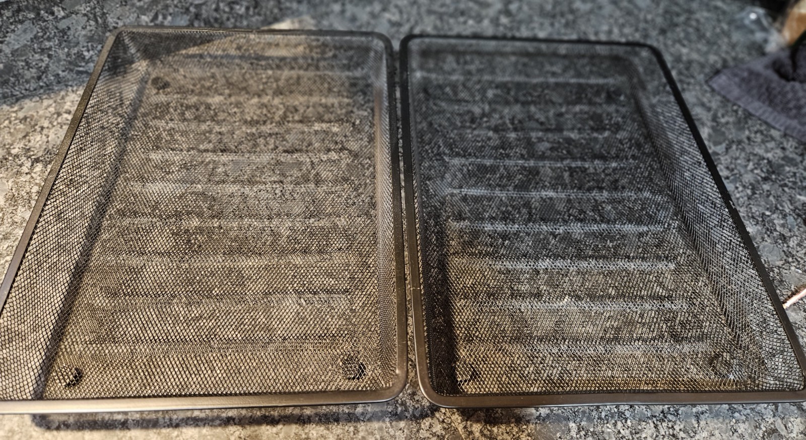 Set of 2 Mesh Metal Desk Trays – 15″ x 11″ – Rubber Feet