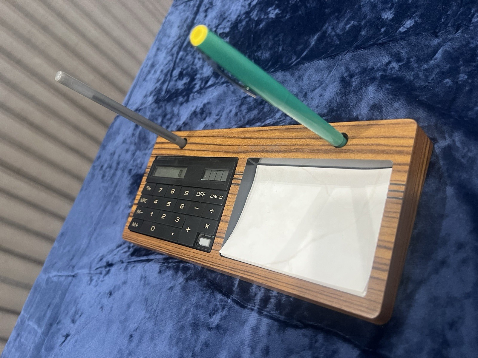 Vintage Executive Desk Set Wood Grain With Paper Calculator & Holds 2 Pens