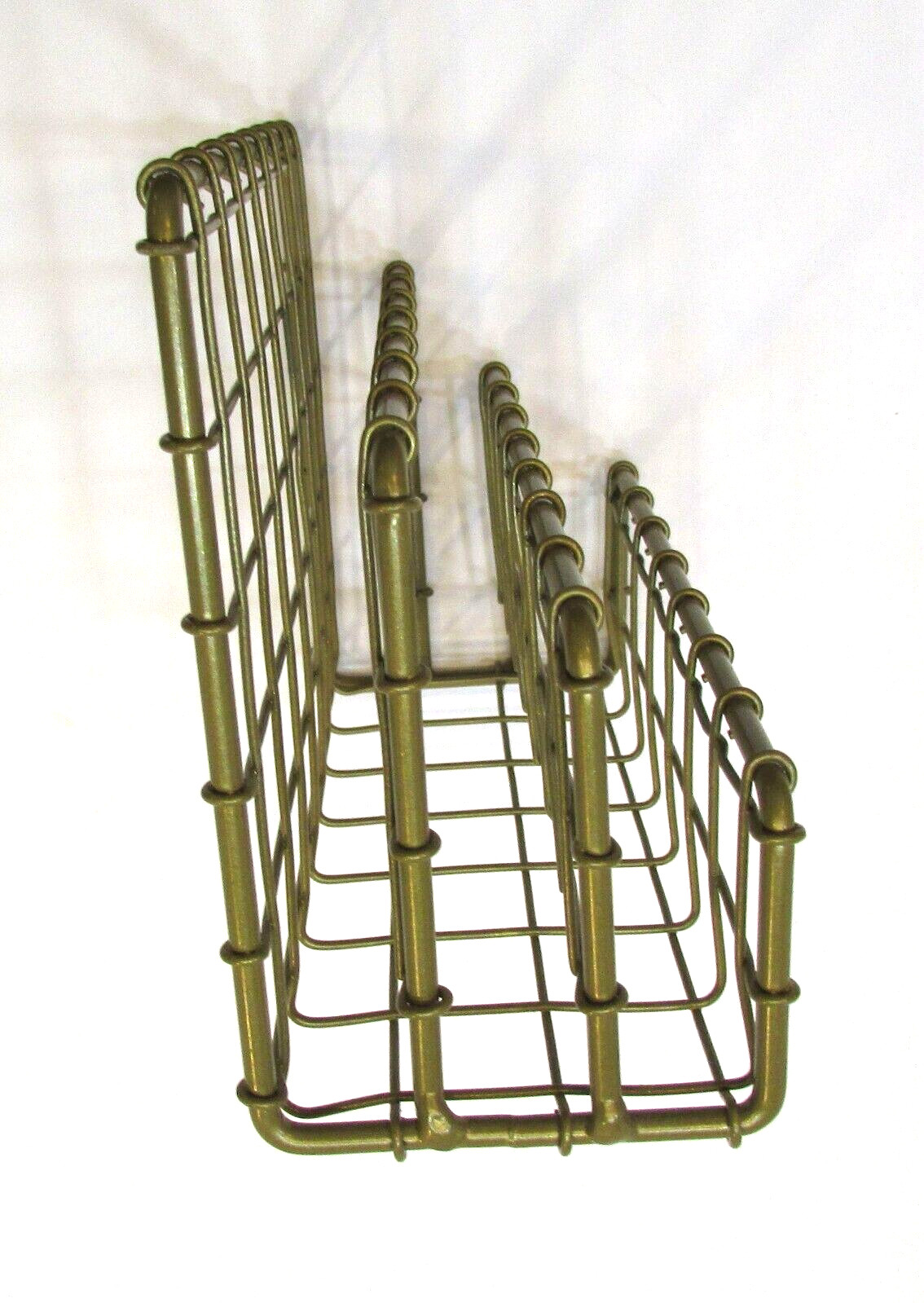 New Goldtone Steel Wire Mesh Fence 3 Slot Desktop Mail Holder 5×7 Letter Caddy