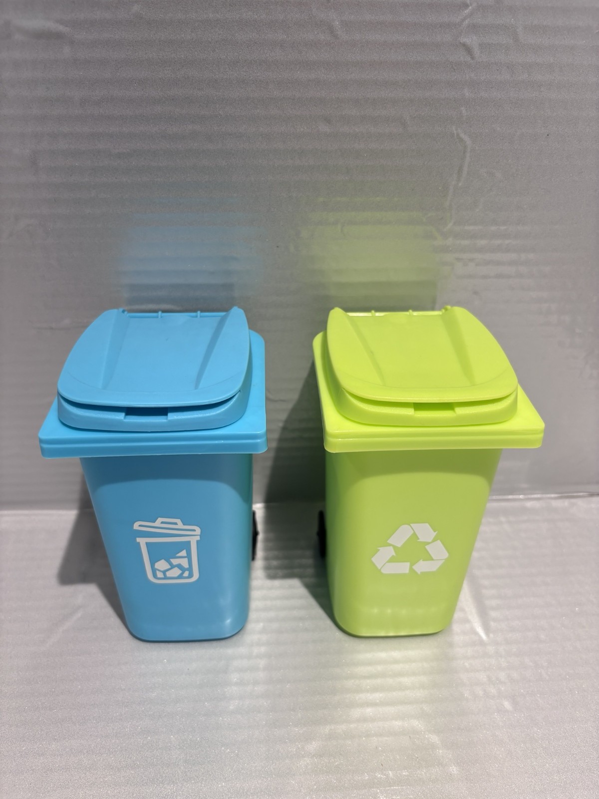 Desk Decor Pencil Holder Mini Green Recycling Bin & Blue Garbage Can Fingerboard