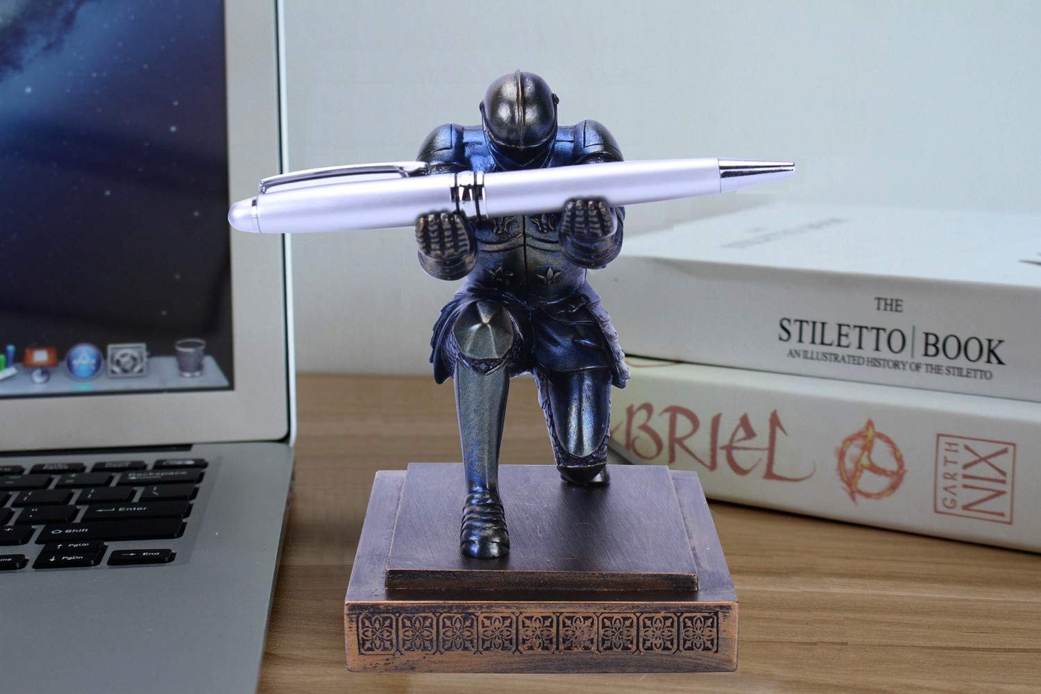 Resin Soldier Executive Pen Holder Desk Organizer Cool Pen Stand Home Decor Resi