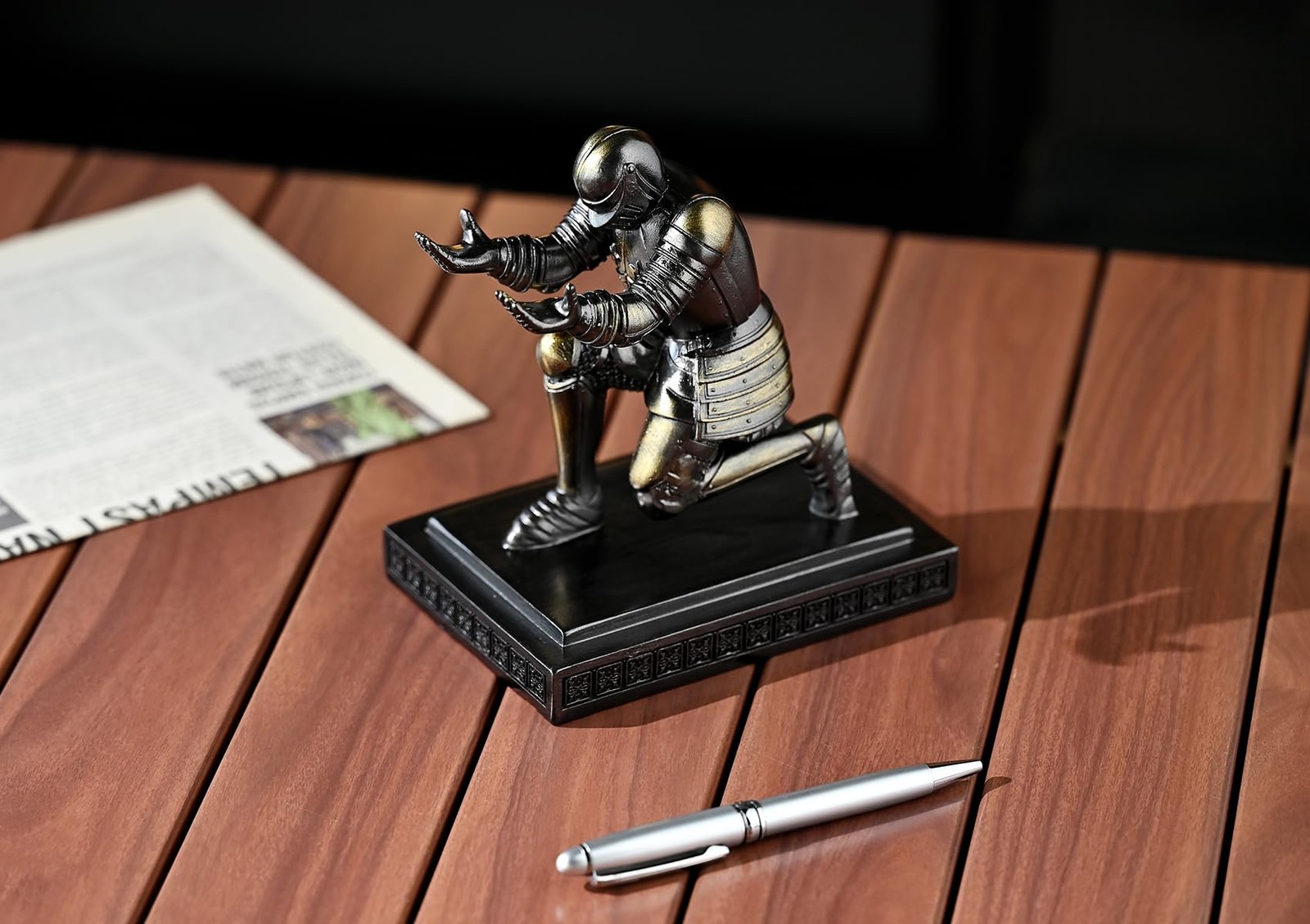 Executive Knight Pen Holder Decorative Resin Pen Holders For Desk Organizer C…