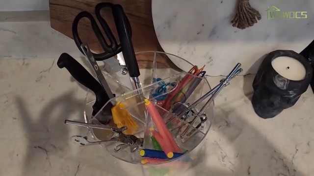 360° Spinning Marker Organizer for Kids – Clear Acrylic Desk Storage, 6 Compartm
