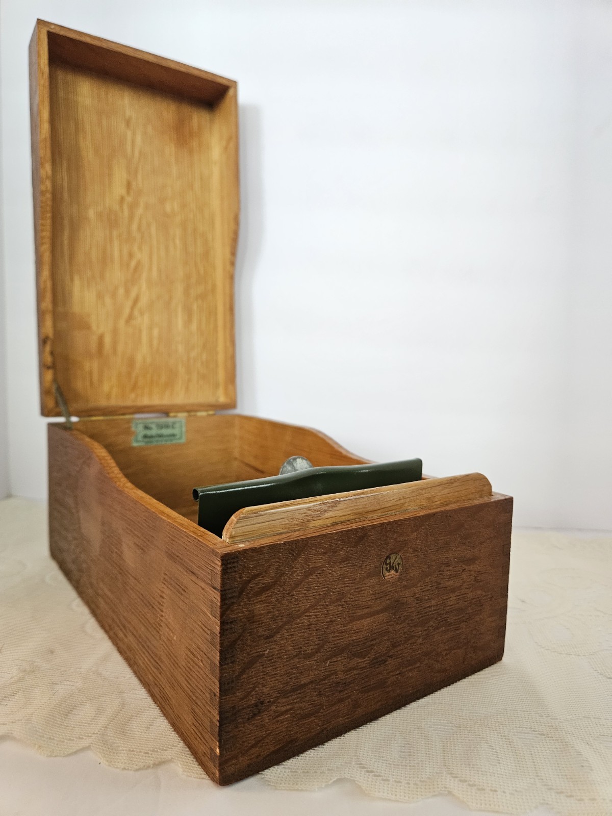 VTG Globe-Wernicke Finger Jointed Oak 7310 C Wood Storage Index Box. 10″ x 5.5″