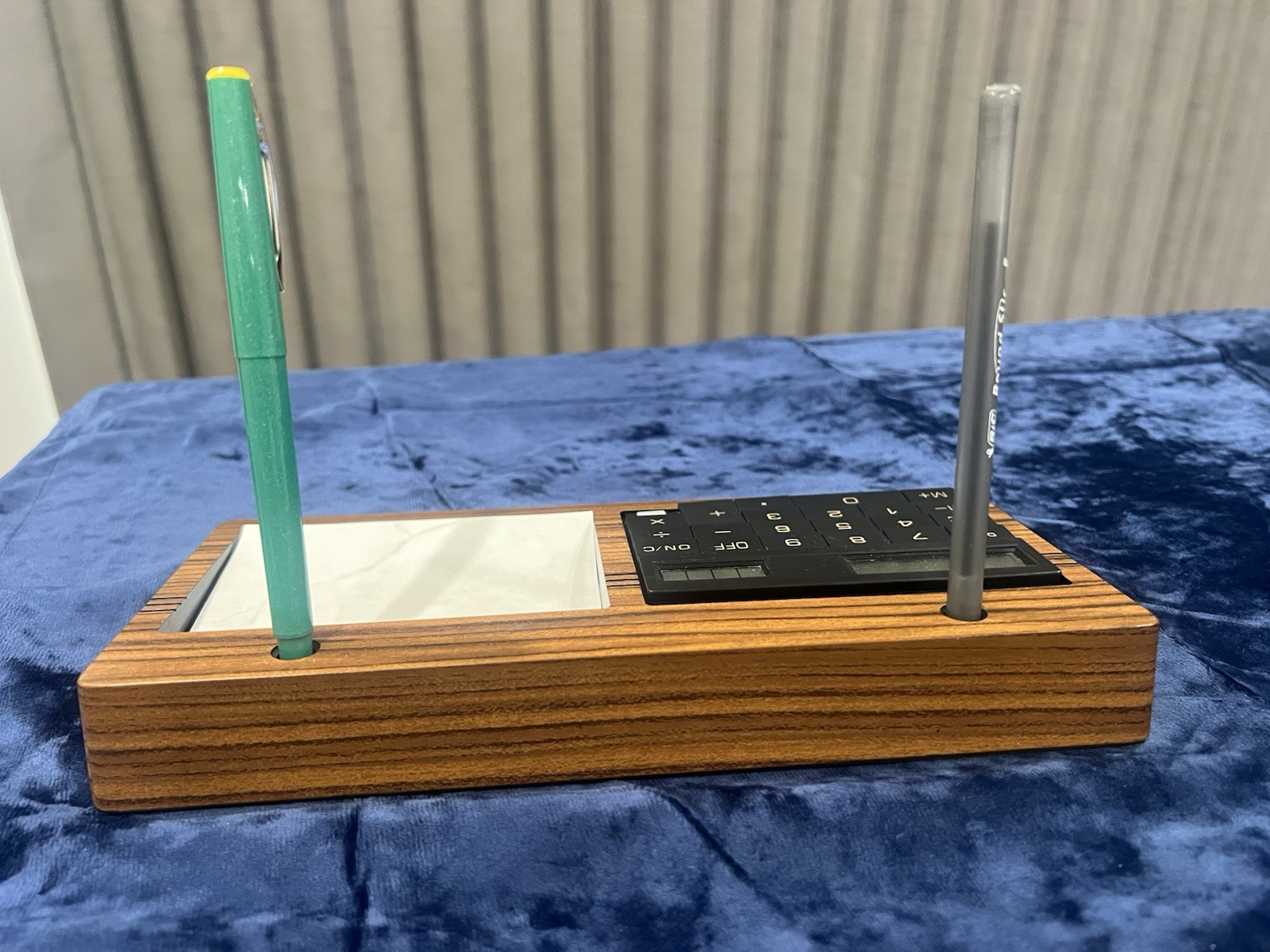 Vintage Executive Desk Set Wood Grain With Paper Calculator & Holds 2 Pens