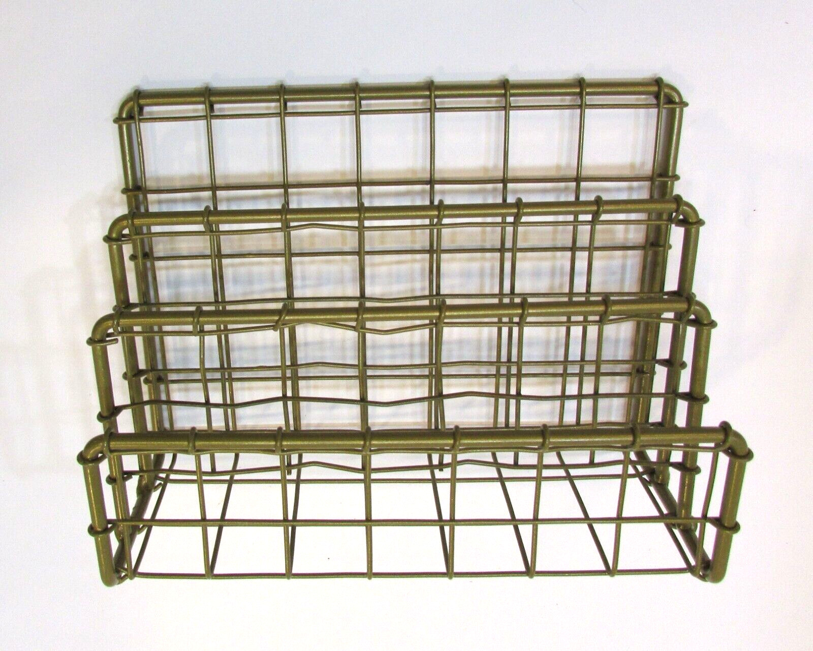 New Goldtone Steel Wire Mesh Fence 3 Slot Desktop Mail Holder 5×7 Letter Caddy