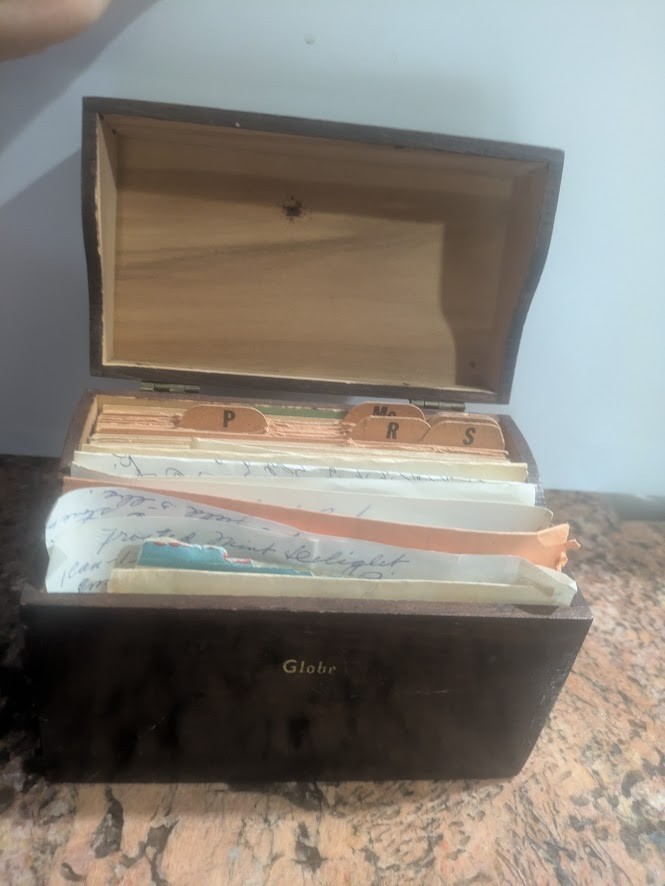 Globe Wernicke Oak Wood File Recipe Card Box w/Recipes 83 C Dovetail Corners VTG