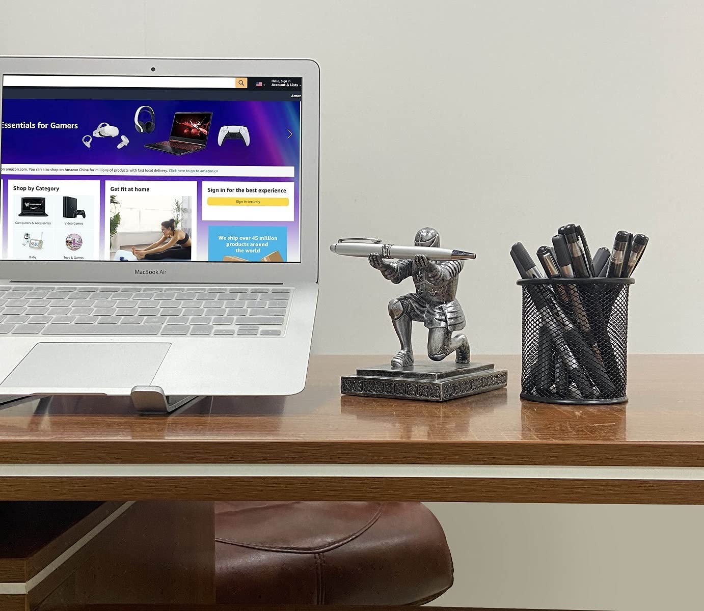 Personalized Executive Pen Holder & Stand – Stylish Desk Accessories for Home Of
