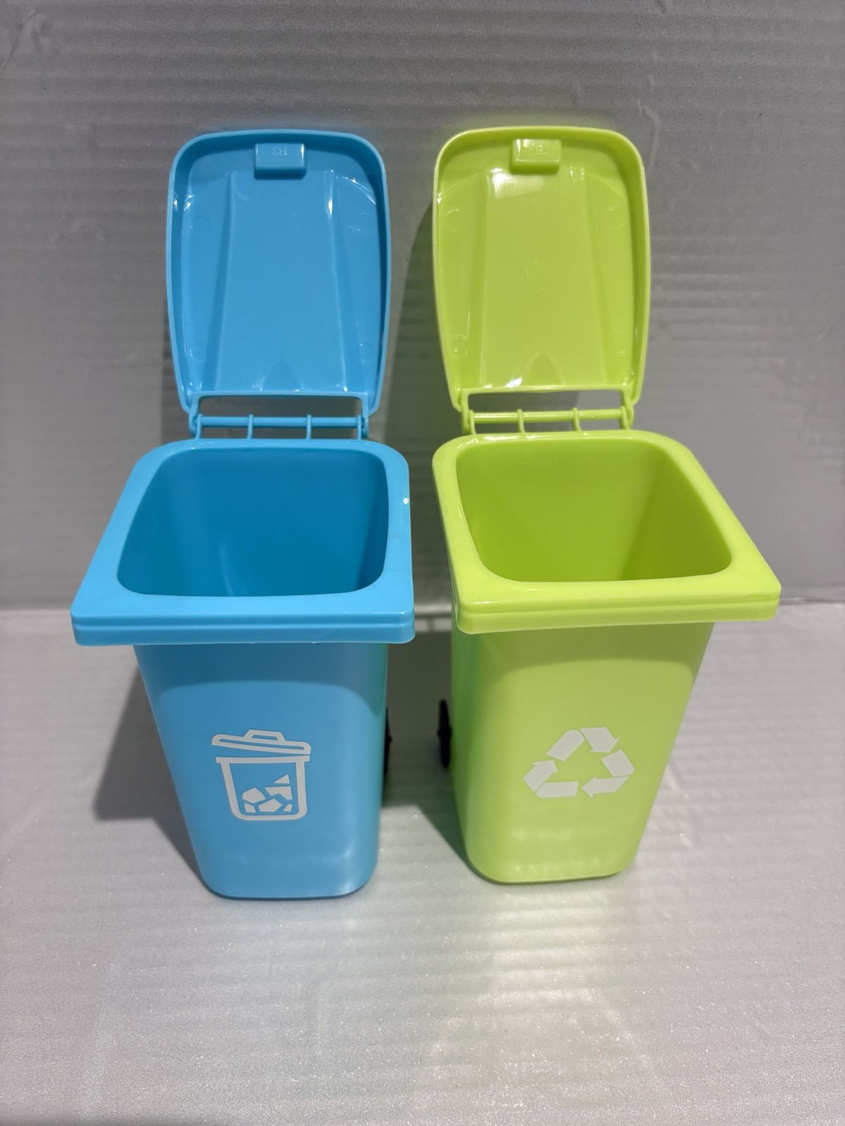 Desk Decor Pencil Holder Mini Green Recycling Bin & Blue Garbage Can Fingerboard