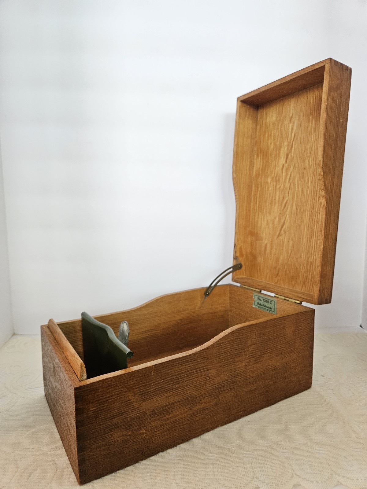 VTG Globe-Wernicke Finger Jointed Oak 7310 C Wood Storage Index Box. 10″ x 5.5″