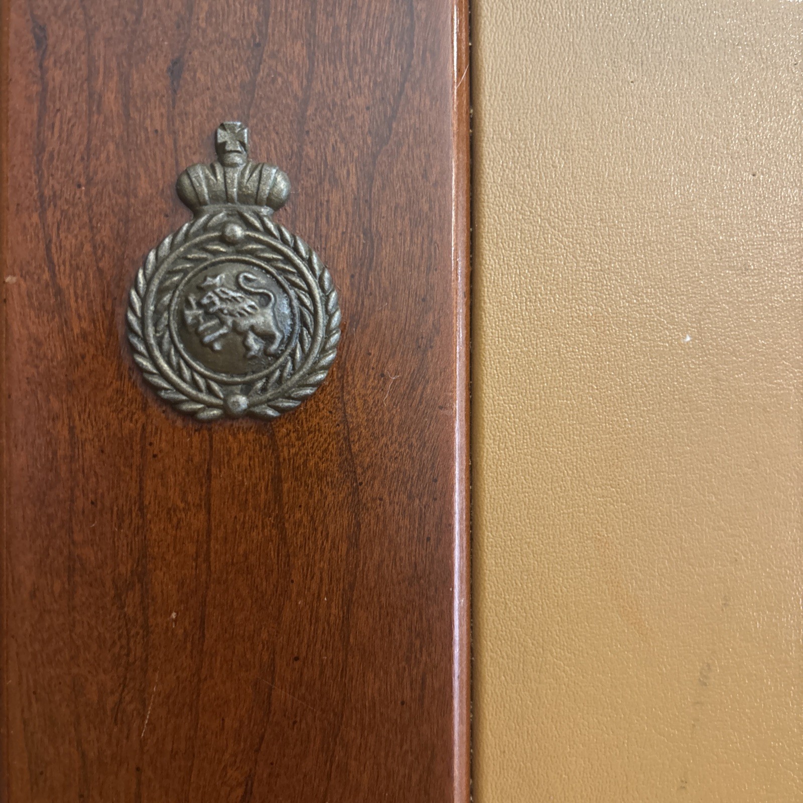 Vintage Bombay Co Executive Desk Wood Leather Pad Blotter Brass Emblem Felt Back