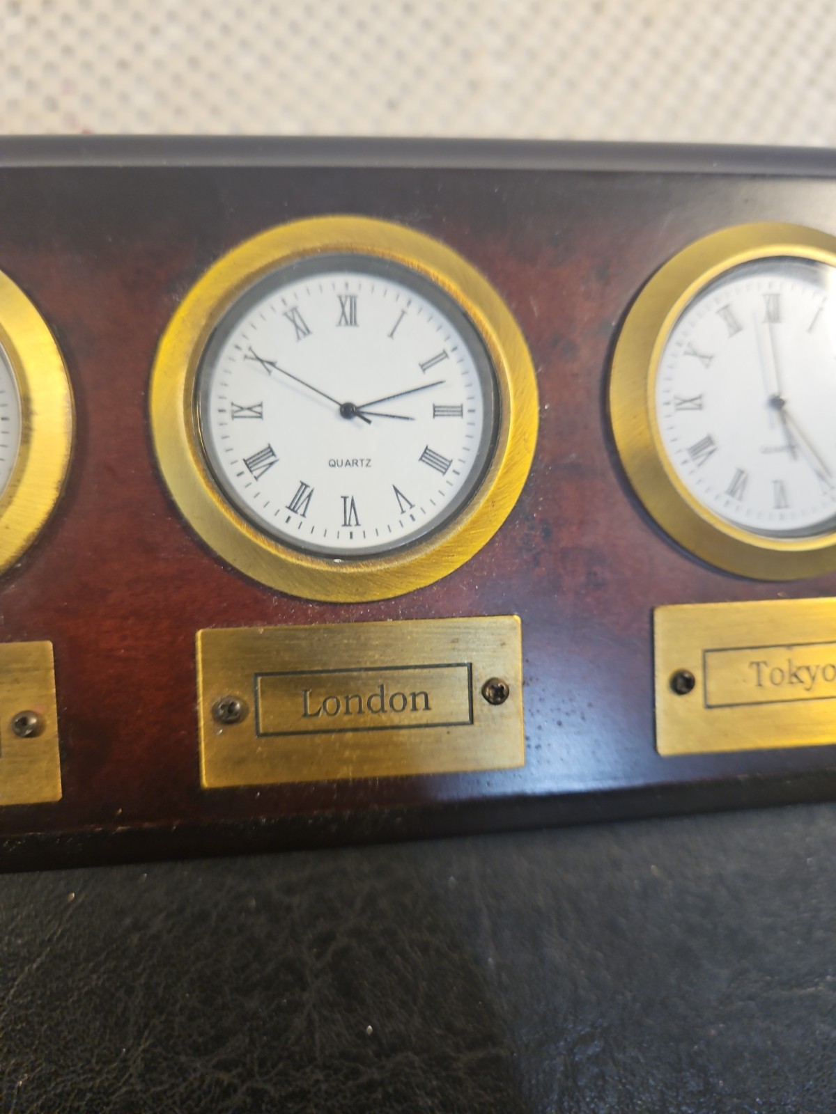 BOMBAY COMPANY Executive Desk Blotter Wood Leather 4 Time Zone Clocks Rare Vtg