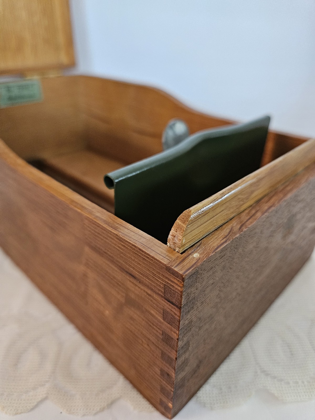 VTG Globe-Wernicke Finger Jointed Oak 7310 C Wood Storage Index Box. 10″ x 5.5″