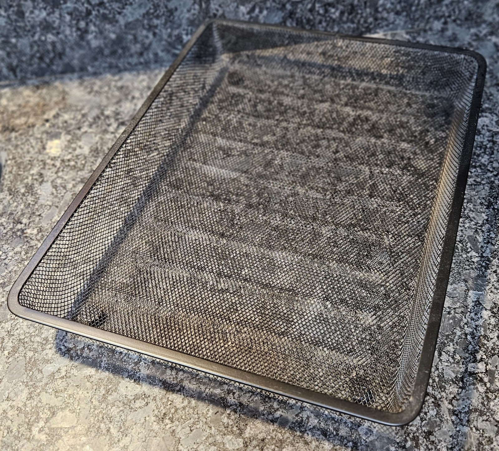 Set of 2 Mesh Metal Desk Trays – 15″ x 11″ – Rubber Feet