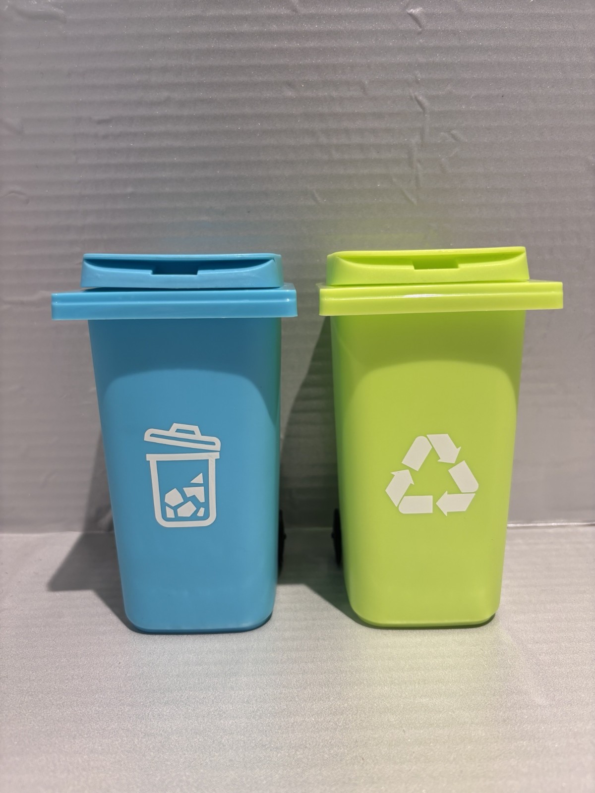 Desk Decor Pencil Holder Mini Green Recycling Bin & Blue Garbage Can Fingerboard