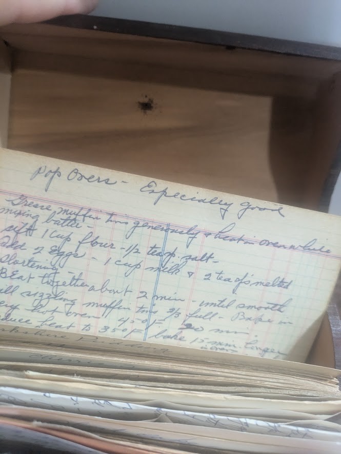 Globe Wernicke Oak Wood File Recipe Card Box w/Recipes 83 C Dovetail Corners VTG